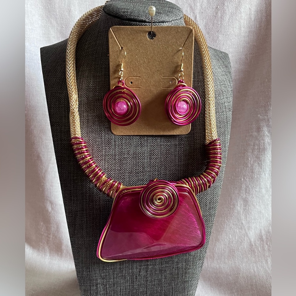 Beautiful Chunky Cheeky Pink Necklace Set.
